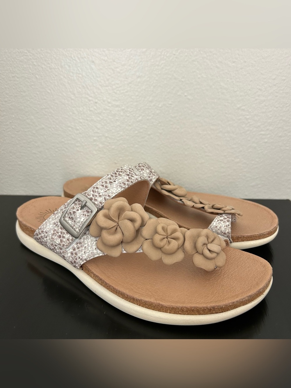 Brioso Cabrini Leather Sandals Women’s 9.5 Flowers Faux Snakeskin White Tan